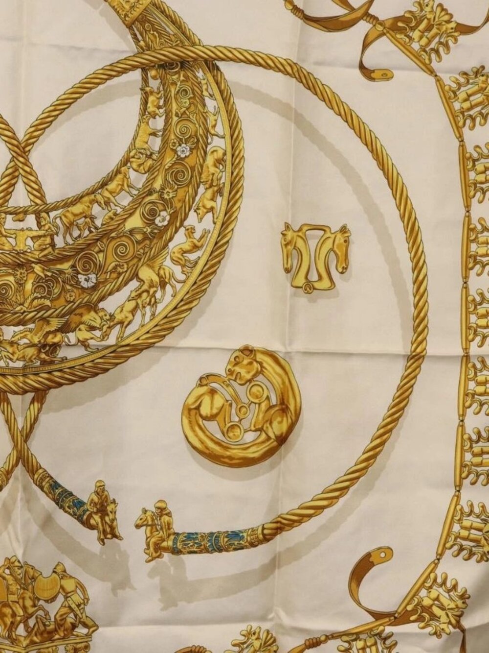 HERMES Carre 90 Scarf ""LES CAVALIERS D'OR"" Silk White Auth 181286 - Picture 14 of 16